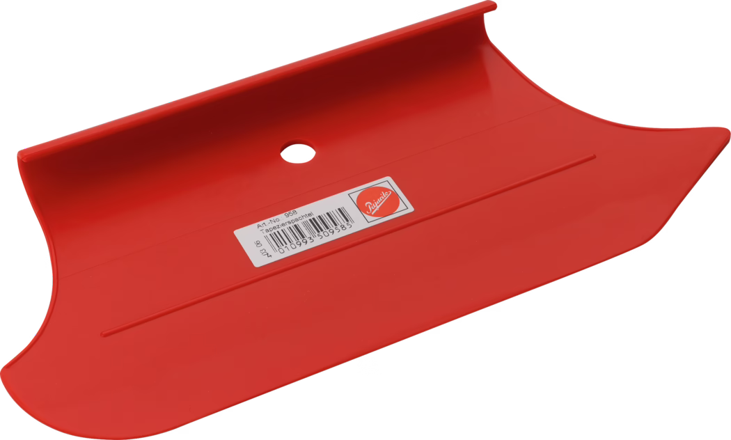 Pajarito_Dummy_Wallpaper scraper Flex_034818_2021-02 Ein leuchtend roter Tapezierspachtel aus Kunststoff vor weißem Hintergrund. Das Werkzeug besitzt eine breite, leicht gebogene Fläche mit abgerundeten Enden, eine nach oben gezogene Kante an einer Seite sowie eine runde Aufhängebohrung in der Mitte. Auf der Fläche befindet sich ein rechteckiger Aufkleber mit Barcode und Produktangaben. Die glänzende Kunststoffoberfläche reflektiert Licht; die Form dient dem Glätten von Tapeten, dem Andrücken von Nähten und dem Entfernen von Luftblasen.