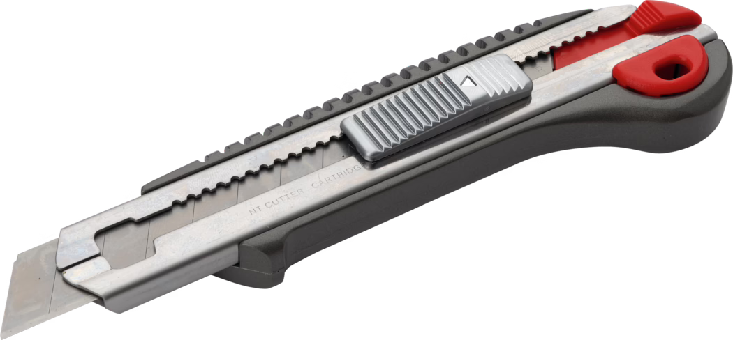 Pajarito_Dummy_NT-Cutter L-2000R Autostop_035005_2021-02 Nahaufnahme eines einziehbaren Cuttermessers mit teilweise ausgefahrener, segmentierter Abbrechklinge. Die Metallklinge und der Schiebemechanismus sind in einem grauen Kunststoffgriff mit roten Akzenten montiert; geriffelter Metallschieber, gezahnter Klingenhalter und sichtbare Bruchlinien an den Klingensegmenten. Auf weißem Hintergrund isoliert.