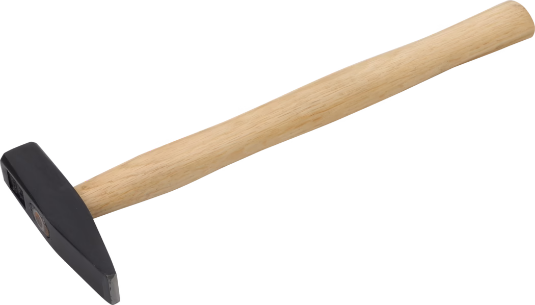 Ein Handwerkzeug: ein Hammer mit einem langen, glatten, hellen Holzgriff und einem schwarzen Metallkopf. Der Kopf hat auf einer Seite eine flache Schlagfläche und auf der gegenüberliegenden Seite eine schmale, meißelartige Spitze. Der Holzgriff ist leicht gebogen für einen sicheren, ergonomischen Griff. Der Hammer ist diagonal auf weißem Hintergrund fotografiert.