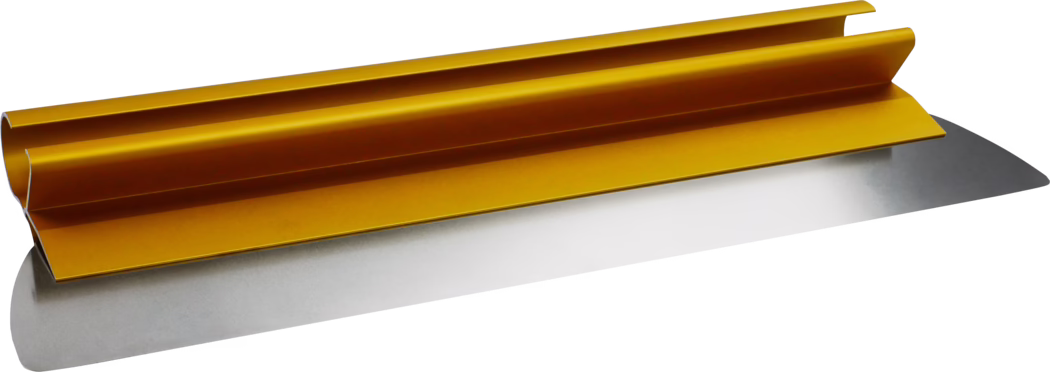Langes Metallwerkzeug mit einer glänzenden, flachen Edelstahlklinge und einem goldfarben eloxierten Aluminiumgriff, der oben auf der Klinge befestigt ist; fotografiert vor weißem Hintergrund aus schräger Perspektive, mit glatten, reflektierenden Oberflächen.