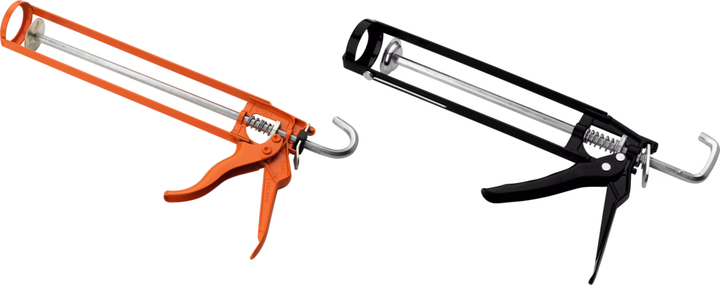 Pajarito_Dummy_Skeleton gun_034695_042476_2021-02 Zwei manuelle Kartuschenpistolen auf weißem Hintergrund: eine leuchtend orange und eine schwarz. Beide verfügen über einen schlanken rechteckigen Metallrahmen, eine lange Metall-Schubstange mit Kerben, einen federbelasteten Abzugsmechanismus und einen hinteren Haken. Die orangefarbene Pistole zeigt gebogene ergonomische Griffe sowie sichtbare Federn und Metallteile; die schwarze Pistole ist aus einem leicht anderen Winkel dargestellt und betont die Stange, die runde Endkappe und den Haken. Klare Studio-Produktaufnahme, freigestellt auf weiß, hohe Auflösung.
