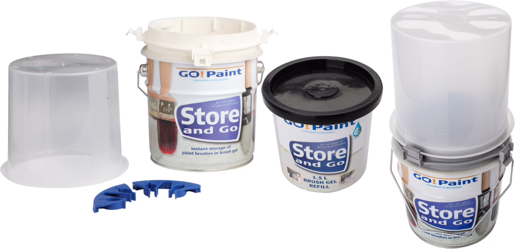 Pajarito_Dummy_Store and GO Basic_021668_021669_2021-11 Vier Aufbewahrungsbehälter und Zubehör für Pinsel aus dem 'GO! Paint' Store and Go Pinselgel-System auf weißem Hintergrund. Das Set umfasst einen offenen Metalleimer mit einer weißen Kunststoffeinsatz, einen vormontierten Eimer mit transluzentem Innenbehälter und Metallbügel, einen kleinen 1,5-Liter-Kunststoffbecher mit schwarzem Deckel (Pinselgel-Nachfüllung), zwei durchsichtige Kunststoffdeckel/-einsätze und drei kleine blaue Kunststoffhalter für Pinsel. Die Etiketten zeigen das 'GO! Paint' und 'Store and Go' Branding sowie Abbildungen von Pinseln; die Gegenstände sind nebeneinander angeordnet und mit gleichmäßiger Studiobeleuchtung fotografiert.