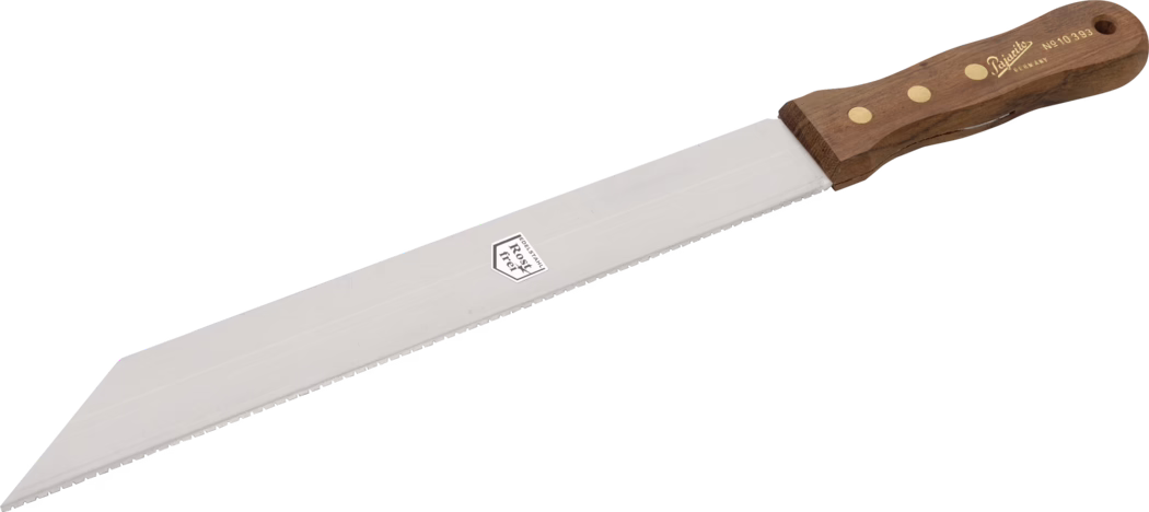 Pajarito_Dummy_Special knife_038676_2021-02 Langes Brot- bzw. Küchenmesser mit schmaler, rostfreier Stahlklinge und abgeschrägter Spitze. Die matt-silberne Klinge besitzt eine feine, gleichmäßige Zahnung entlang der Schneide und ist mittig mit einem kleinen sechseckigen Stempel "rostfrei" versehen. Der ergonomisch geformte Griff besteht aus dunkelbraunem, poliertem Holz, ist mit drei sichtbaren Messingnieten befestigt und trägt einen goldfarbenen Herstelleraufdruck sowie eine Modellnummer; am Griffende befindet sich eine kleine Aufhängungslasche. Das Messer ist auf weißem Hintergrund diagonal fotografiert, um die gesamte Länge von Spitze bis Griff zu zeigen. Geeignet zum Schneiden von Brot, Kuchen und Backwaren; sauberer, intakter Zustand ohne sichtbare Korrosion oder Beschädigungen.