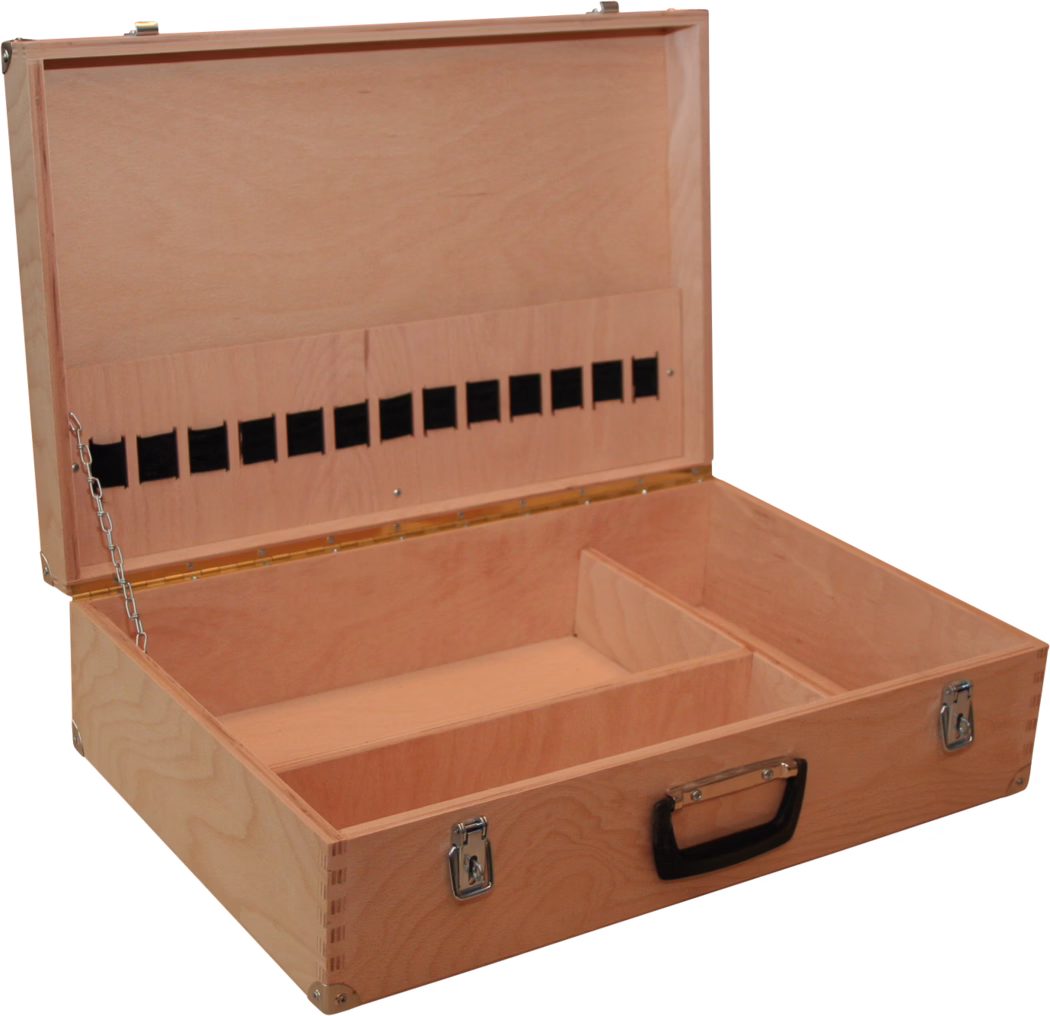 Pajarito_Dummy_Tool box empty_036104_2021-03 Offener, hellholzfarbener Transportkoffer mit Klappdeckel und gegliedertem Innenraum, zwei länglichen Fächern, Metallverschlüssen und schwarzem Kunststoffgriff. Der Koffer besteht aus glattem Sperrholz mit sichtbarer Maserung, verzahnten Eckverbindungen (Schwalbenschwanz), einer Kettenabstützung für den Deckel und einer Reihe rechteckiger Aussparungen in der Innenseite des Deckels. Im Inneren befindet sich ein herausnehmbarer Trenner, die Fächer eignen sich zum Aufbewahren von Werkzeugen, Zeichenutensilien oder Dokumenten. Die Metallbeschläge sind silbern, das Gesamtbild wirkt sachlich und werkstattorientiert.