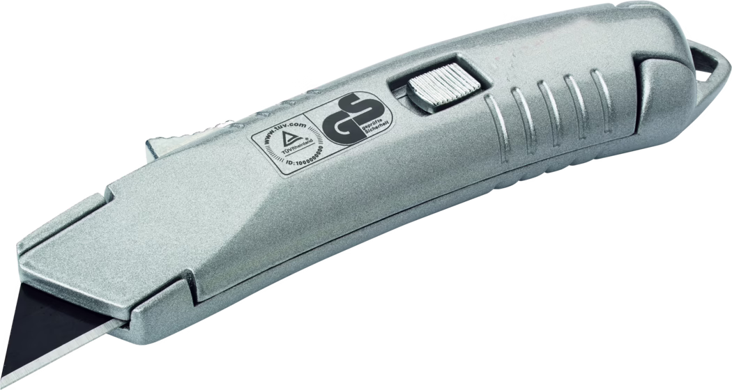 Ein metallisch-silberner, einziehbarer Universalmesser mit einer kurzen schwarzen Abbrechklinge, die vorne herausragt, diagonal auf weißem Hintergrund dargestellt. Das kompakte Metallgehäuse hat eine matte Oberfläche, einen geriffelten Schieberegler oben zum Herausfahren und Arretieren der Klinge, strukturierte Griffrillen am hinteren Teil, ein aufgedrucktes Sicherheitszertifikat auf der Seite und ein abgerundetes Heck mit kleiner Öse für eine Schnur.