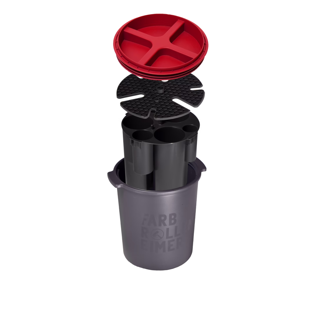 Pajarito_Dummy_Paint roller bucket_183657_2025-01 Grauer zylindrischer Farbeimer mit herausnehmbarem Einsatz und rotem Deckel in Explosionsansicht: ein Eimer mit seitlichen Griffen und schwach sichtbarem Schriftzug, ein schwarzer Einsatz mit mehreren Fächern für Farbrollen und Pinsel, eine schwarze Gitterplatte mit Honigwaben-Textur und ein roter Runddeckel mit vier Vertiefungen; vor weißem Hintergrund.