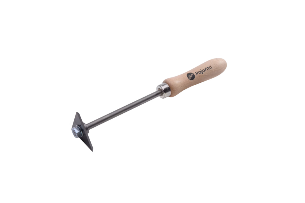 Pajarito_Dummy_Scraper with triangular plate_161498_2026-06 Nahaufnahme einer Gartenhacke mit glattem, hellem Holzgriff, auf dem der Markenname 'Pajarito' aufgedruckt ist; eine Metallhülse verbindet den Griff mit einem schlanken Stahlschaft, an dessen Ende eine kleine dreieckige Hacke mit Mutter und Schraube befestigt ist; freigestellt vor weißem Hintergrund.