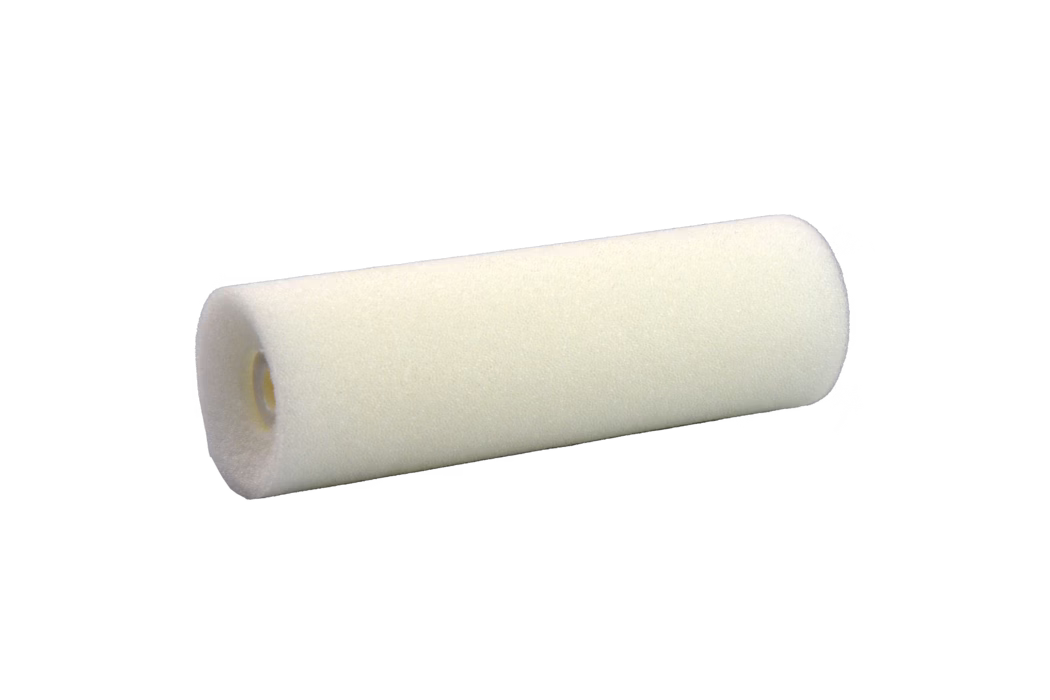 Ein glatter, weißer, zylindrischer Schaumstoff-Farbrollerbezug, diagonal auf weißem Hintergrund positioniert. Der Roller wirkt mittelgroß und hat einen hohlen Innenkern zur Aufnahme eines Rollengestells. Die feine, geschlossene Zellstruktur des Schaums ist gleichmäßig und eignet sich zum Auftragen von Farbe auf glatten Flächen. Weiche Schatten unter dem Roller erzeugen einen leichten Schwebeeffekt. Das Bild isoliert das Werkzeug als einziges Objekt und betont Form, Material und praktische Verwendung.