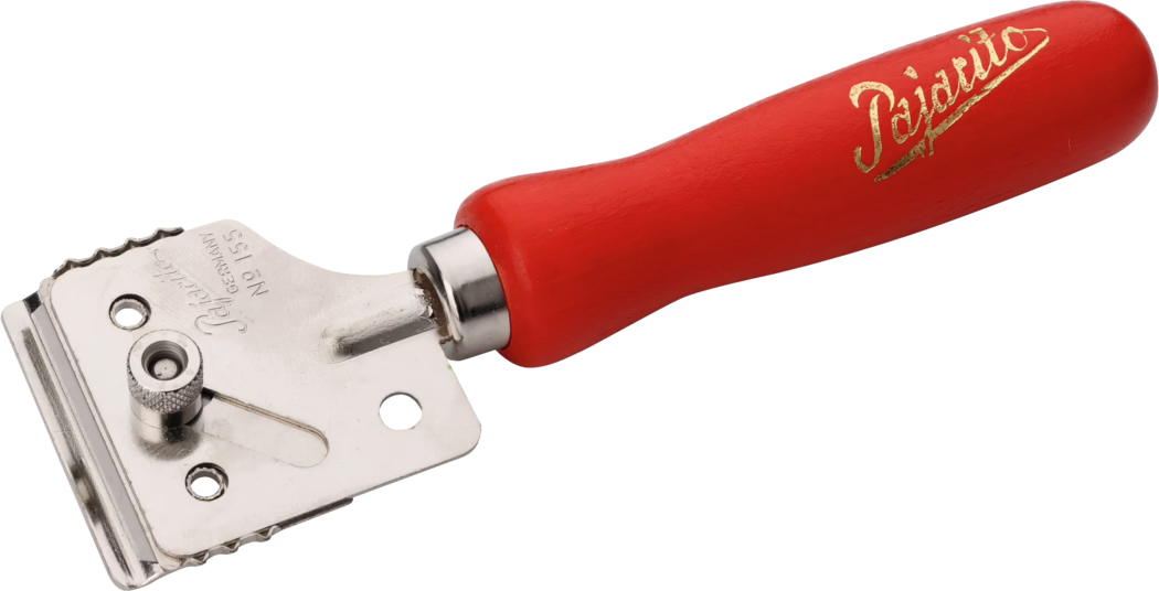 Nahaufnahme eines handgehaltenen Metallschabers mit rotem Holzgriff und goldenem 'Pajarito'-Logo; die Edelstahl-Blattbefestigung verfügt über einen gerändelten Verstellknopf und eine gezahnte Kante.
