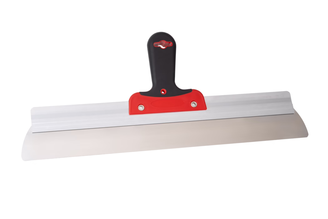 Pajarito_Dummy_Squeegee aluminum 2K soft grip Rounded edges_177590_177591_177592_177593_177594_177595_2024-02 Eine breite Edelstahl-Glättkelle mit schwarzem und rotem ergonomischem Kunststoffgriff, zum Auftragen und Glätten von Putz, Spachtelmasse und anderen Baustoffen. Die Klinge ist leicht flexibel, mit gerader Kante und abgerundeten Ecken und an einer Aluminiumaufnahme für Stabilität befestigt.