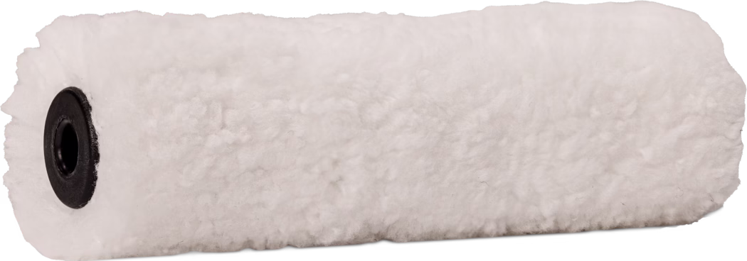 Pajarito_Dummy_Small roller Microfiber Performance Line_168963_168955_168956_168957_2021-11 Nahaufnahme einer weißen, flauschigen Farbwalzenhülle mit strukturierter Oberfläche und einem schwarzen Kunststoffkern, der an einem Ende sichtbar ist.