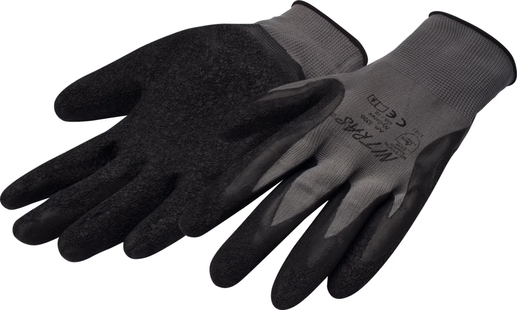 Pajarito_Dummy_Gloves assembly Easy Line_038489_2021-02 Ein Paar graue und schwarze Arbeitshandschuhe liegt flach auf weißem Hintergrund. Die Handschuhe haben graue, elastische Strickrückseiten und eine schwarze, gummierte, strukturierte Beschichtung auf Handfläche und Fingern zur Verbesserung des Griffs. Die Beschichtung auf Handfläche und Fingern wirkt rau, fast schleifpapierähnlich, während der Handrücken eng anliegt; elastische Bündchen mit schwarzer Einfassung sichern das Handgelenk. Auf dem Handrücken eines Handschuhs sind Druckmarkierungen mit Prüfzeichen, Größenangaben und eine Produktbezeichnung erkennbar. Die Handschuhe wirken leicht, flexibel und eignen sich für leichte Arbeiten, die Geschicklichkeit und guten Halt erfordern, etwa Montage, Werkzeuggebrauch oder Außenarbeiten.