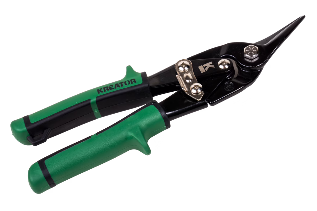 Nahaufnahme einer grün-schwarzen Blechschere mit langen, schmalen schwarzen Klingen, sichtbaren Schrauben und einem Sicherungsriegel, ergonomischen grün-schwarzen Gummigriffen und der Markenaufschrift 'KREATOR', freigestellt auf weißem Hintergrund.