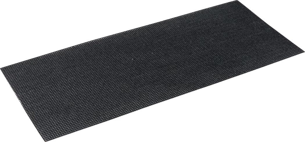 Pajarito_Dummy_Abrasive mesh grit_037053_037021_037043_2021-02 Rechteckige schwarze Anti-Rutsch-Matte, leicht schräg vor weißem Hintergrund fotografiert. Die Matte ist dünn und flach mit einer dicht strukturierten, kieselartigen Oberfläche aus kleinen erhabenen Punkten in gleichmäßigem Muster, vermutlich aus Gummi oder robustem Kunststoff gefertigt. Sie wirkt flexibel und strapazierfähig und eignet sich als Eingangsmatte, Schutzunterlage oder rutschfeste Oberfläche für stark frequentierte Bereiche; die Kanten sind gerade und die Farbe ein gleichmäßiges Dunkelgrau bis Schwarz.