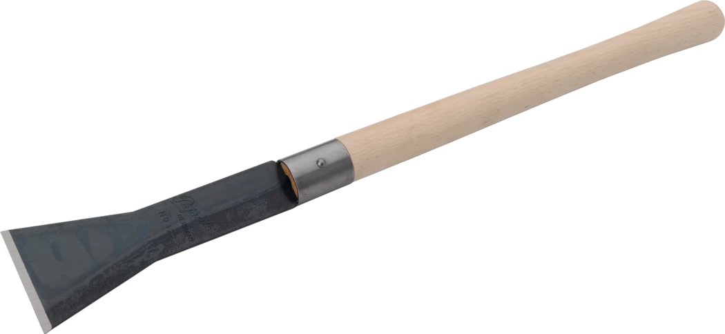 Ein langstieliger Schaber mit breiter, flacher Metallklinge und glattem hellem Holzstiel, schräg auf weißem Hintergrund fotografiert. Die dunkle Metallklinge zeigt leichte Gebrauchsspuren und eine gerade, geschärfte Schneide; eine Metallhülse verbindet Klinge und Stiel. Geeignet zum Abkratzen von Oberflächen, Beschichtungen, Kleberesten oder Schmutz.