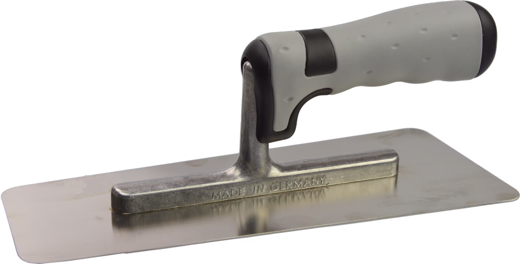Pajarito_Dummy_Venetian ladle soft handle_037254_ 037264_ 037265_2021-03 Edelstahl-Glättkelle mit rechteckiger, leicht abgerundeter Klinge und kurzem vertikalem Stiel. Der ergonomische graue Gummigriff mit schwarzen Akzenten sitzt über der Klinge; an der Blattbasis ist "MADE IN GERMANY" eingeprägt. Die Klinge weist feine Kratzer und Spiegelungen auf, wie bei einem zum Glätten von Putz, Mörtel oder Zement verwendeten Handwerkzeug. Nahaufnahme vor weißem Hintergrund, die Klingenfläche, Griffstruktur und die Prägung zeigt.