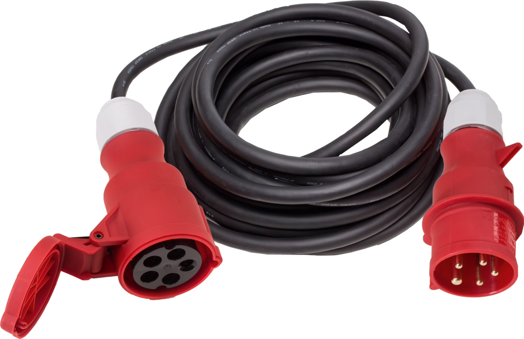 Pajarito_Dummy_Cable extension 400V_013782_2021-07 Studioaufnahme eines robusten, aufgerollten schwarzen Stromkabels mit rotem industriellem CEE‑5‑Pol‑Stecker und passender roter Kupplung. Das dicke Kabel liegt sauber aufgewickelt auf weißem Hintergrund. Beide Gehäuse sind rot mit weißen Zugentlastungsringen; der Stecker zeigt fünf goldfarbene Stifte und die Kupplung besitzt eine klappbare Schutzkappe, die fünf runde Buchsen freilegt. Die Kombination ist für Drehstrom- oder leistungsstarke Stromverteilung ausgelegt und aus widerstandsfähigem Gummi/Plastik für Außen- und Industrieeinsatz gefertigt.