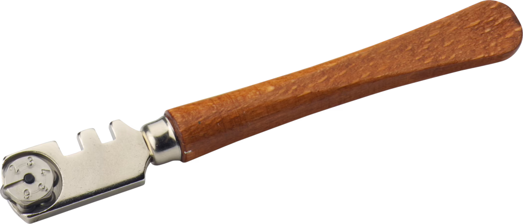 Nahaufnahme eines handgehaltenen Glasschneiders mit Holzgriff und Metallkopf, der eine kleine drehbare, nummerierte Schneidrolle und mehrere Einkerbungen zeigt; das Werkzeug dient zum Anritzen von Glas. Weißer Hintergrund.