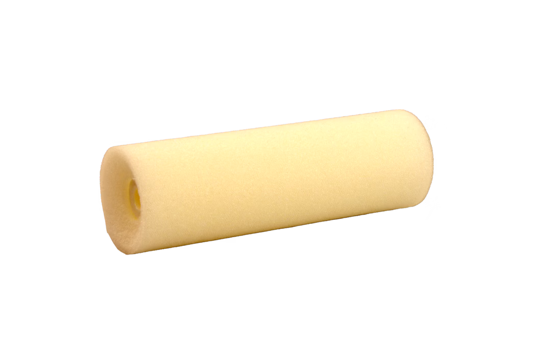 Pajarito_Dummy_Small roller Concave Flock Performance Line_168961_2021-11 Ein zylindrischer, hellgelber Schaumstoff-Farbroller, diagonal auf weißem Hintergrund platziert. Der Roller hat eine glatte, feinporige Schaumstoffoberfläche und am nahen Ende ist ein hohler Kunststoffkern sichtbar. Er wirkt sauber und unbenutzt und ist zum Auftragen von Farbe oder Lack auf glatten Flächen gedacht. Gleichmäßige, weiche Beleuchtung betont die Textur und wirft einen dezenten Schatten, ideal für Produktdarstellung.
