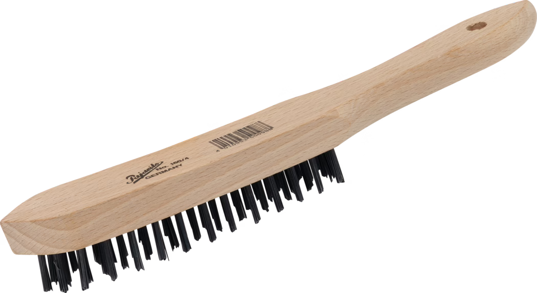 Holzgriff-Drahtbürste mit schwarzen, steifen Borsten, länglicher Buchenholzgriff mit Aufhängeloch, aufgedrucktem Barcode und Markenstempel am Griff, leicht geneigter Bürstenkopf zum Schrubben und Reinigen von Metallflächen.