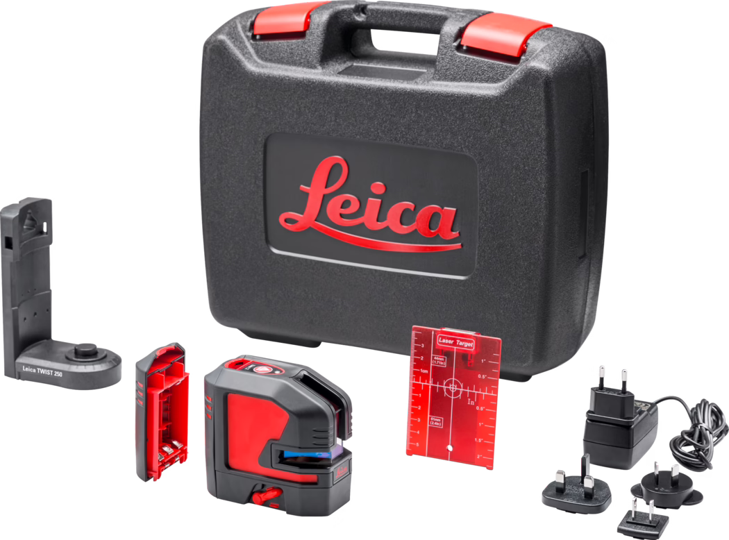 Pajarito_Dummy_Leica Lino L2 Set_010027_2021-03 Schwarzer Hartschalen-Transportkoffer aus Kunststoff mit erhabenem roten „Leica“-Logo, dargestellt zusammen mit einem rot-schwarzen Laser-Nivelliergerät und Zubehör. Das Set enthält ein kompaktes selbstnivellierendes Lasergerät mit roten Akzenten, eine abnehmbare Batterieabdeckung, eine rote transparente Laser-Zielscheibe mit Skalenmarkierungen, eine kleine verstellbare Montagehalterung mit der Beschriftung „Leica TWIST 250“, ein Netzladegerät und mehrere internationale Steckdosenadapter. Alle Komponenten sind auf weißem Hintergrund angeordnet; der Koffer verfügt über einen Griff und rote Verschlüsse.