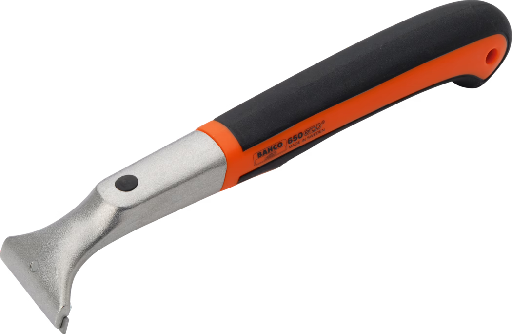 Pajarito_Dummy_Paint scraper Universal Performance Line_038313_2021-02 Ein handgehaltener Metallschaber mit breiter, flacher Schabklinge und einer leicht eingeritzten Kante, entwickelt zum Entfernen von Farbe, Klebstoff oder Dichtmasse. Der Schaber besitzt einen silberfarbenen gegossenen Metallstiel und -kopf sowie einen ergonomischen schwarzen Soft-Grip-Griff mit auffälligen orangefarbenen Akzenten, beschriftet mit 'BAHCO 650 ergo MADE IN SWEDEN'. Am Griffende befindet sich eine Aufhängungsöffnung und nahe dem Metallstiel ein sichtbarer Bolzen; kompakt, robust und gedacht für Renovierungs-, Schab- und Oberflächenvorbereitungsarbeiten.