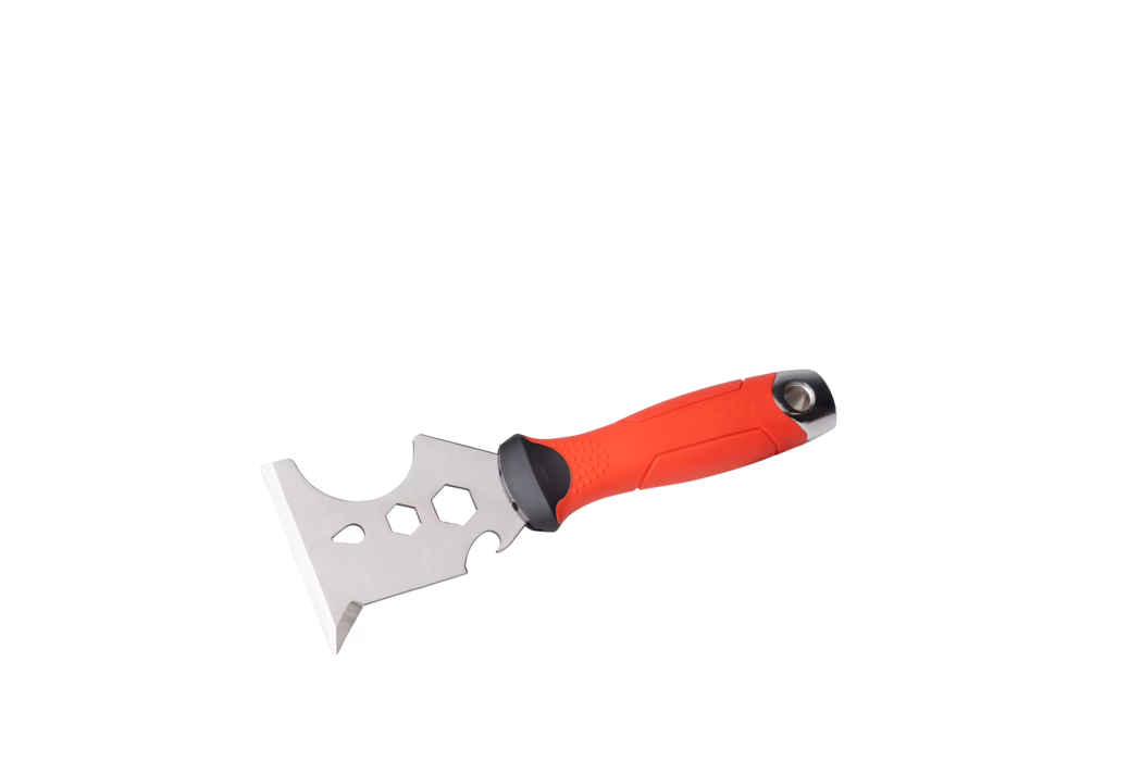 Ein mehrzweckiger Schaber aus Edelstahl mit einer dreieckigen flachen Klinge und einem rot gummierten ergonomischen Griff. Die Klinge besitzt eine scharf geschliffene abgeschrägte Schabkante, eine spitze Ecke und mehrere Aussparungen in Form von Sechskantöffnungen und einer tropfenförmigen Öffnung, die als Steckschlüssel und zum Entfernen von Farbe dienen. Der Griff hat eine strukturierte Oberfläche, einen schwarzen Gummikragen nahe der Klinge zur Hand­schutz und ein Metallöse am Griffende zum Aufhängen. Das Werkzeug ist vor weißem Hintergrund fotografiert.
