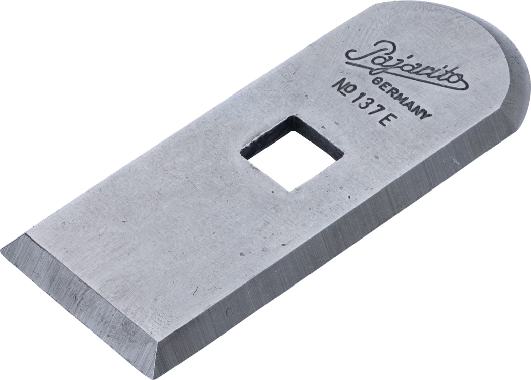 Pajarito_Dummy_Spare blade rectangular plate_034776_2021-02 Ein einzelnes rechteckiges Metallblatt mit abgeschrägter Schneide und einer quadratischen Befestigungsöffnung in der Mitte; das obere Ende ist abgerundet und mit 'Pajarito GERMANY No 137 E' graviert. Mattierte Stahloberfläche mit sichtbaren Bearbeitungsspuren.