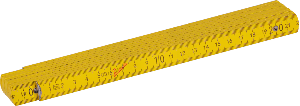 Ein gelber zusammenklappbarer Holzmaßstab mit metrischer Skala in Zentimetern bis 20 cm, sichtbaren Metallscharnieren und Schrauben, leicht abgenutzter Lackierung und deutlich sichtbaren Segmentverbindungen vor weißem Hintergrund.