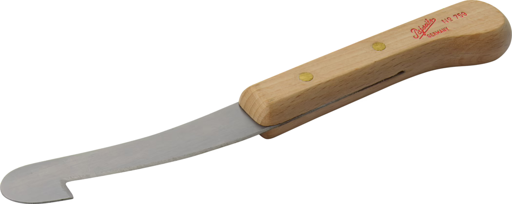 Ein kleines Küchenmesser mit einer geschwungenen, schmalen Klinge aus Edelstahl, die in einer hakigen Spitze endet, und einem hellen Holzgriff, der mit zwei Messingnieten befestigt ist; auf dem Griff ist ein roter Stempel mit der Aufschrift 'Germany' zu sehen. Geeignet zum Schneiden und Servieren von Käse oder zum Auftragen weicher Speisen.