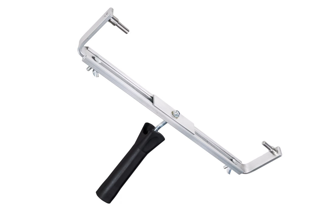 Verstellbarer Aluminiumrahmen mit schwarzem Kunststoffgriff, auf weißem Hintergrund. Das Gerät besteht aus einer langen rechteckigen Aluminiumleiste mit zentraler verschiebbarer Halterung, die durch eine Mutter gesichert ist, zwei L-förmigen Endarmen mit kurzen Metallstiften zur Befestigung von Zubehör sowie Flügelschrauben zur Breitenverstellung. Der Griff ist an einer schrägen Metallstange angebracht und ergonomisch geformt. Der Rahmen eignet sich zum Halten von Abziehern, Farbwalzenbezügen oder anderen abnehmbaren Reinigungs- und Malzubehörteilen; Oberfläche mattes Silbermetall mit sichtbaren Befestigungselementen.