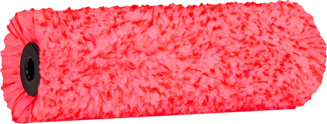 Pajarito_Dummy_Small roller Micromix Performance Line_168954_2021-11 Nahaufnahme eines leuchtend pinken, flauschigen Farbrollerbezugs mit dichtem Synthetikflor, zylindrischer Form mit einer schwarzen Kunststoff-Endkappe links sichtbar, die eine weiche, faserige Struktur und feine lose Fasern vor weißem Hintergrund zeigt.
