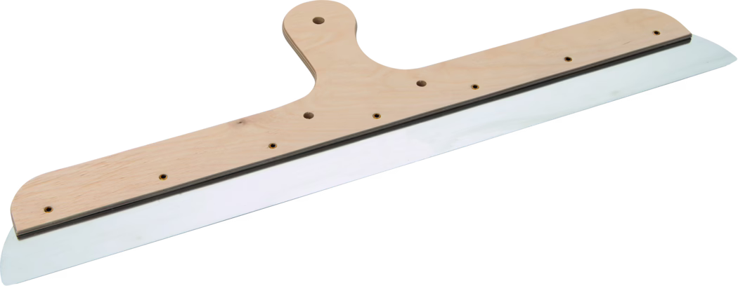 Pajarito_Dummy_Squeegee rounded Performance Line _034435_034471_034493_034509_2021-03 Breite Holz-Spachtel mit Edelstahlblatt; Sperrholzkörper mit mittigem Griff, mit Messing verstärkte Schraubbohrungen und mehrere Befestigungsbuchsen, zum Glätten von Putz, Spachtelmasse oder Estrich. Helles Naturholz-Finish, lange flexible Metallklinge mit leicht abgerundeten Enden, auf weißem Hintergrund fotografiert.