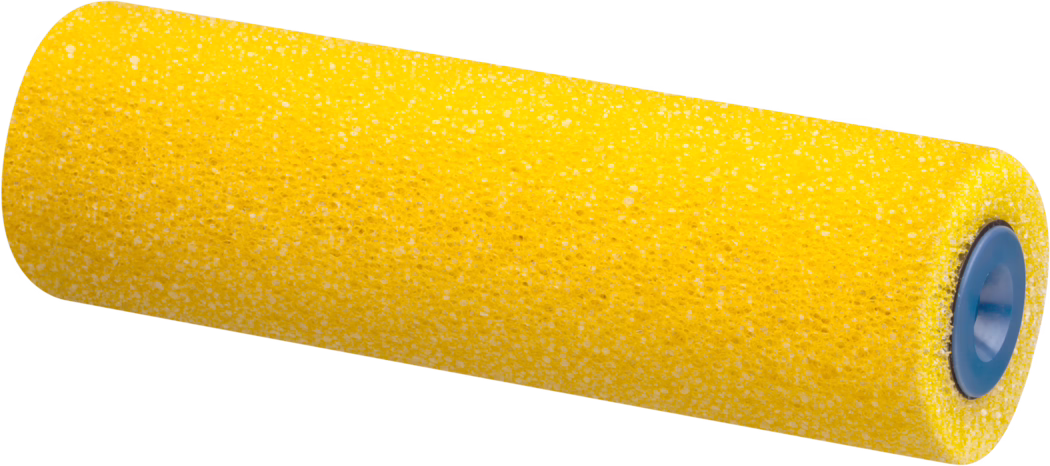 Nahaufnahme einer gelben Schaumstoff-Farbrollerhülse mit gesprenkelter Textur und blauem Kunststoffkern, freigestellt auf weißem Hintergrund.