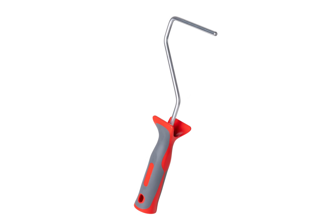 Pajarito_Dummy_Roller handle 2K handle 18 cm_168973_2024-02 Kleiner Farbroller-Rahmen mit rot-grauem ergonomischem Griff und gebogenem Metallbügel zum Aufstecken einer Mini-Rollerhülse, abgebildet vor weißem Hintergrund.