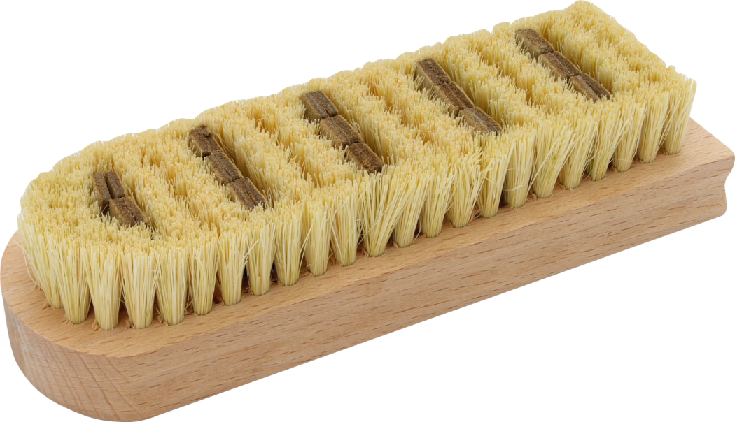 Pajarito_Dummy_Smoothing brush fibre bristle_014359_2021-02 Nahaufnahme einer rechteckigen Holzschrubbbürste mit dicht stehenden, gelblich natürlichen Borsten, die in mehreren Reihen auf einem glatten hellen Holzblock angeordnet sind; zwischen den Borstenreihen sind kleine braune Einsätze sichtbar; geeignet zum Reinigen und Schrubben von Oberflächen; fotografiert vor weißem Hintergrund.