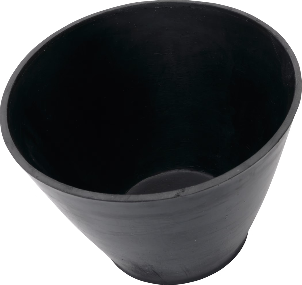 Pajarito_Dummy_Plaster cup conical shape rubber_089425_2021-02 Draufsicht auf einen schlichten schwarzen Kunststofftopf oder -eimer. Das Bild zeigt das leere Innere und die nach unten verjüngten Wände eines konischen Behälters mit glatter, matter schwarzer Oberfläche. Leichte Bearbeitungsspuren und feine Kratzer sind innen und außen erkennbar. Der Rand ist dünn und leicht unregelmäßig. Der abgerundete Boden ist teilweise sichtbar; Ablauflöcher oder Griffe sind nicht zu sehen. Der Gegenstand wurde auf weißem Hintergrund mit weichem Oberlicht fotografiert, wodurch Form und Textur betont werden. Das Stück wirkt funktional und kann als Blumentopf, Aufbewahrungsbehälter oder kleiner Abfalleimer verwendet werden.