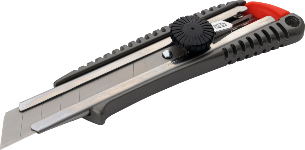 Nahaufnahme eines einziehbaren Teppichmessers / Cuttermessers mit teilweise ausgefahrener, segmentierter Abbrechklinge. Das Werkzeug hat einen grauen Kunststoffkörper mit geriffeltem Griff, zwei parallelen Metallführungen für die Klinge, ein schwarzes, rundes Arretierungsrad und eine rote Kunststoff-Endkappe. Die Edelstahlklinge zeigt eingeritzte Bruchstellen zum Abbrechen einzelner Segmente. Auf weißem Hintergrund aus leichter Schrägperspektive fotografiert, hochauflösend und detailreich zur Produktbeschreibung.