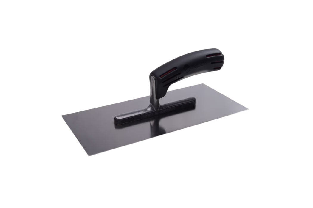 Rechteckige Glättkelle mit schwarzem Griff und glatter, reflektierender Metallklinge vor weißem Hintergrund.