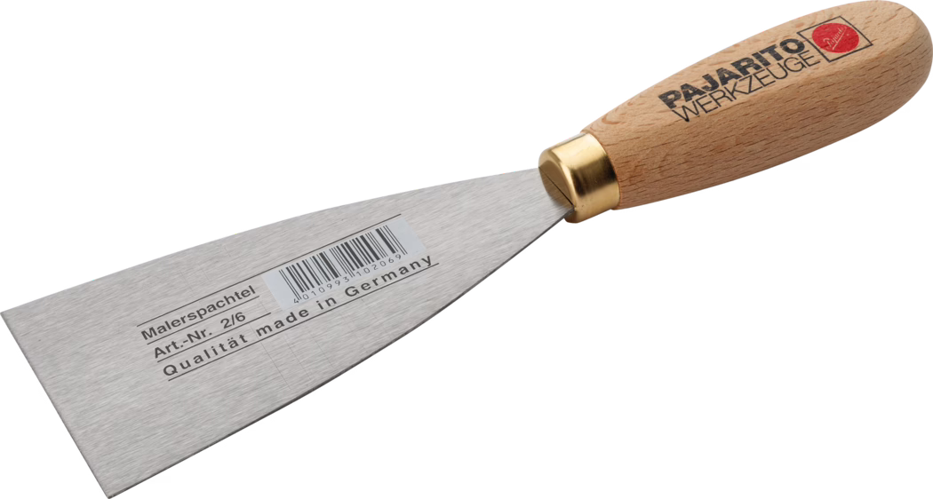 Pajarito_Dummy_Painter spatula Performance Line_012861_035821_089355_034739_034740_035822_089356_034742_034743_2021-02 Ein Malerspachtel mit breiter Edelstahlklinge und rundem Holzgriff. Die flache, leicht zugespitzte Klinge zeigt einen aufgedruckten Barcode und deutschen Text 'Malerspachtel Art.-Nr. 2/6 Qualität made in Germany'. Auf dem Griff steht das Logo 'PAJARITO WERKZEUGE' und ein rotes Emblem. Eine Messinghülse verbindet Klinge und Griff. Das Werkzeug ist vor weißem Hintergrund, gut beleuchtet, fotografiert und zeigt Holzmaserung sowie gebürstete Metalloberfläche; geeignet zum Schaben, Auftragen von Spachtelmasse oder Glätten von Farbe.