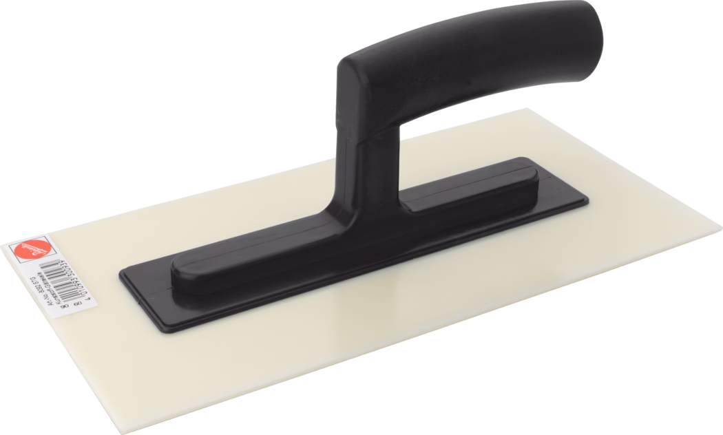 Rechteckiger Glättspachtel/Abziehbrett mit einer glatten, cremefarbenen Kunststoff- oder Schaumstofffläche und einem schwarz geformten Kunststoffgriff. Der ergonomisch gebogene Griff ist mittig auf einer schwarzen Trägerplatte montiert. Das Werkzeug dient zum Verteilen, Ebenen und Glätten von Putz, Fugenmörtel oder Klebstoff; in einer Ecke der Fläche ist ein kleiner Barcode-Aufkleber sichtbar.