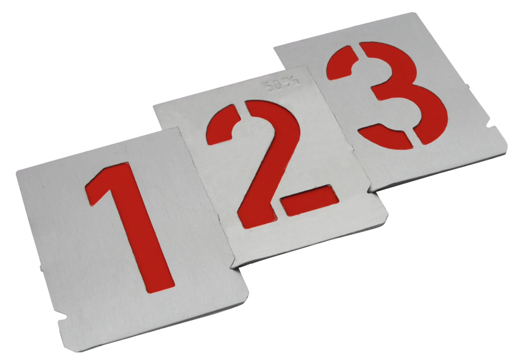 Drei rechteckige Metallschablonen mit ausgeschnittenen Ziffern '1', '2' und '3', durch die jeweils eine kräftig rote Rücklage sichtbar ist. Die silberfarbenen Platten sind diagonal von vorne links nach hinten rechts angeordnet und überlappen sich leicht. Die Metalloberflächen weisen eine feine Bürststruktur sowie sauber gestanzte Kanten auf; an den Rändern sind kleine Einrast- bzw. Ausrichtungsnuten zu erkennen. Die Ziffern sind klar und geometrisch geschnitten, wodurch ein starker Kontrast zwischen dem matten Metall und dem leuchtenden Rot entsteht. Gleichmäßige Studiobeleuchtung erzeugt dezente Schatten und feine Reflexe; der Hintergrund ist reinweiß. Die Komposition betont die Zahlenfolge und den industriell-funktionalen Charakter der Schablonen, die robust wirken und sich zum Anmalen oder Markieren von Oberflächen eignen.