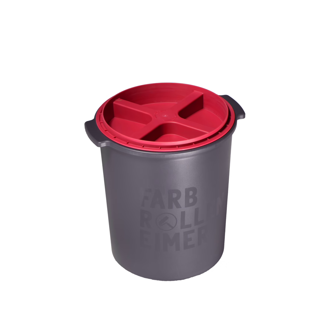 Pajarito_Dummy_Paint roller bucket 01_183657_2025-01 Hochauflösende Produktaufnahme eines grauen, zylindrischen Kunststoff-Farbeimers vor weißem Hintergrund, aufgenommen aus einem leicht erhöhten Drei-Viertel-Winkel. Der Eimer hat integrierte seitliche Griffe und einen kontrastierenden roten Kunststoff-Einsatzdeckel mit eingekerbtem Kreuz (X)-Fach-Design, das bündig im Rand sitzt; der Einsatz dient zur Aufnahme von Werkzeugen oder zur Trennung von Inhalten. Der matte graue Korpus zeigt dezent geformte Markenaufschrift 'FARB ROLLEN EIMER' und ein kleines rundes Logo; die Beleuchtung betont die glatte Kunststoffoberfläche, die geformten Kanten sowie funktionale Details von Deckel und Griffen. Die klare Studio-Komposition eignet sich für E-Commerce, Katalogabbildungen oder Gebrauchsanweisungen.