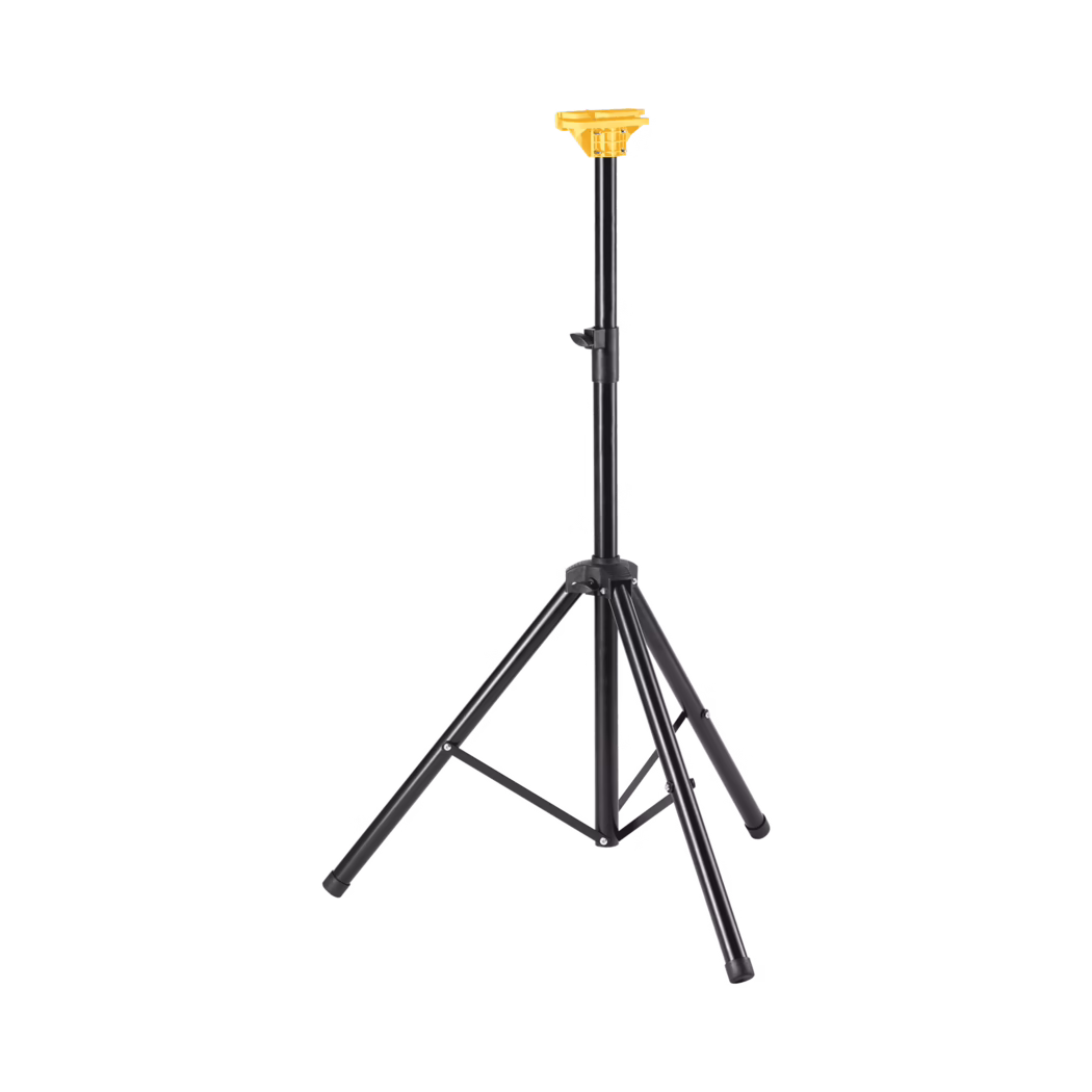 Pajarito_Dummy_Stativ_181359_2024-08 Schwarzes verstellbares Stativ aus Metall mit drei runden Beinen und einer zentralen Teleskop-Säule, oben mit einer gelben rechteckigen Montageplatte, einer Klemmvorrichtung zur Höhenverstellung, dreieckigen Auslegerstreben und Gummifüßen; freigestellt auf weißem Hintergrund.