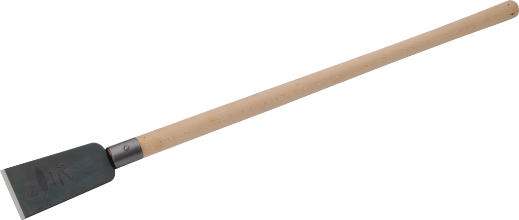 Pajarito_Dummy_Rusty pricker_034780_2021-02 Langer Schaber mit Holzstiel und breiter rechteckiger Metallklinge mit geschärfter flacher Schneide, in eine Metallschelle gesteckt; zum Abkratzen von Böden, Beschichtungen oder Rückständen.