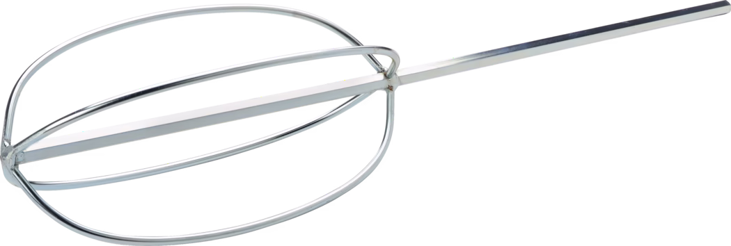 Pajarito_Dummy_Basket stirrer_052181_2021-02 Chromverzinkter Metall-Rührbesen mit langem, flachem Schaft und drei ovalen Drahtschlaufen, die zusammen den Rührkopf bilden. Das Gerät hat eine polierte silberne Oberfläche, sichtbare Schweißnähte und einen schlanken rechteckigen Stiel, der in einen Handmixer oder einen Bohrmaschinenadapter passt. Abgebildet auf weißem Hintergrund aus seitlicher, leicht schräger Perspektive; geeignet zum Vermischen von Teig, Sahne, Farben oder leichten Baustoffen.