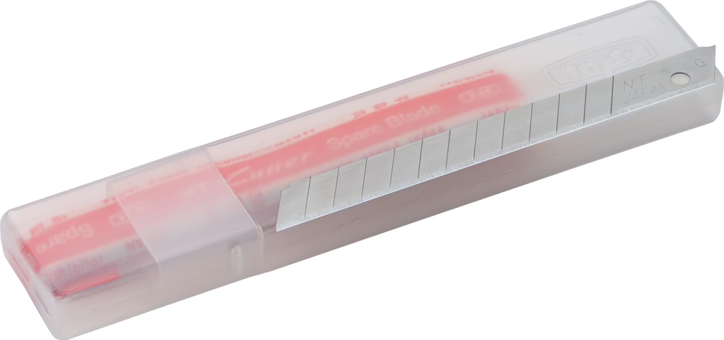 Pajarito_Dummy_Snap-off blades 9mm NT BA-10P_034889_2021-02 Nahaufnahme eines transparenten Kunststoffbehälters mit einer segmentierbaren Ersatzklinge für Teppichmesser. Das milchig-transparente Etui zeigt eine rote Innenschiene und eine teilweise herausgeschobene silberne Abbrechklinge mit mehreren Bruchkerben; auf der Klinge ist die Prägung „NT JAPAN“ erkennbar. Das rechteckige Behältnis mit abgerundeten Ecken und Schiebedeckel liegt auf weißem Hintergrund und betont die scharfe, reflektierende Metalloberfläche und die kompakte Ersatzklingenpatrone.