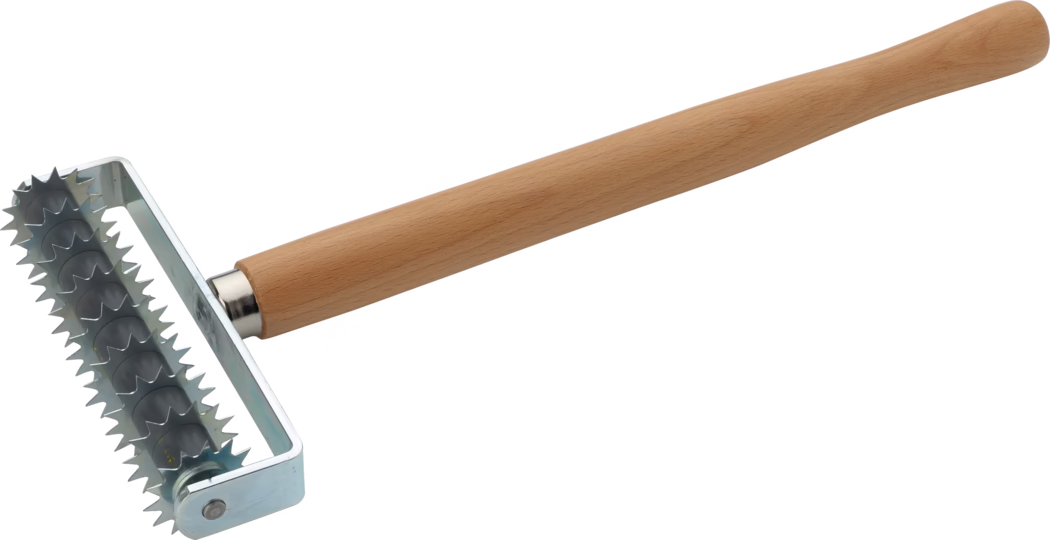 Pajarito_Dummy_Perforator Easy Line_038674_2021-02 Eine Metall-Teigdornenrolle mit Holzgriff: ein Handroller mit rechteckigem Metallrahmen, der mehrere gezähnte Stahlräder auf einer Achse trägt. Der helle Holzgriff ist glatt und konisch; der verzinkte Rahmen und die gezackten Räder dienen dazu, Teig (z. B. Blätterteig oder Pizzateig) vor dem Backen punktuell zu perforieren, um Luftblasen zu verhindern. Freigestellt auf weißem Hintergrund.