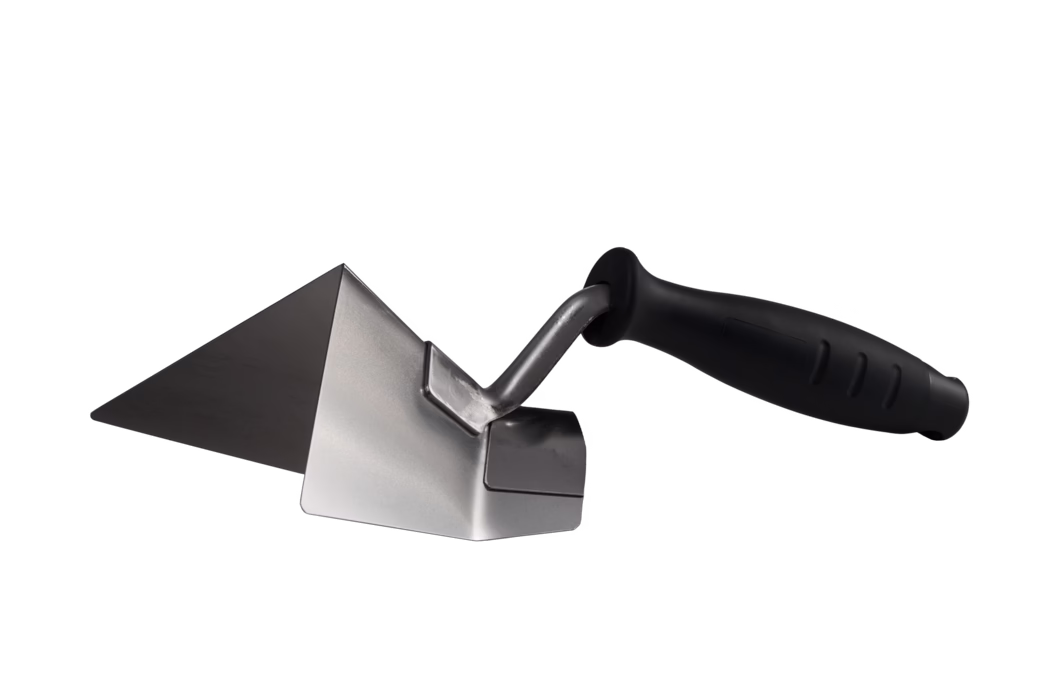 Nahaufnahme einer Eckkelle aus Edelstahl mit schwarzem, ergonomischem Kunststoffgriff. Die dreieckige, abgeschrägte Metallklinge bildet eine ausgeprägte rechte Winkel-Ecke, die zum Auftragen und Formen von Mörtel oder Putz bei Maurer- und Verputzarbeiten verwendet wird. Ein kurzer, gebogener Schaft verbindet die Klinge mit dem griffigen Anti-Rutsch-Handgriff. Das Werkzeug ist freigestellt vor weißem Hintergrund fotografiert.