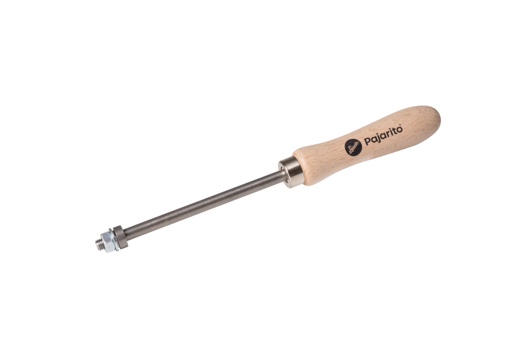 Pajarito_Dummy_Scraper handle_035842_2021-02 Produktbild eines Werkzeugs mit einer langen Metallstange und einem hellen Holzgriff mit der Aufschrift 'Pajarito'. Das Werkzeug verfügt über eine zylindrische Stange aus Edelstahl, eine Metallhülse am Griff und eine gewindete Spitze mit Mutter und Unterlegscheibe. Der Griff ist glatt, ergonomisch geformt und hell buchefarben. Freigestellt vor weißem Hintergrund.